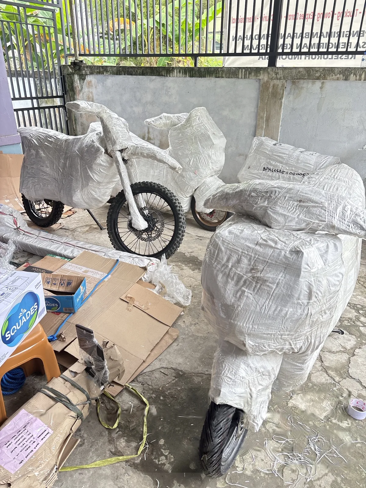 Sepeda motor dibungkus karung siap dikirim