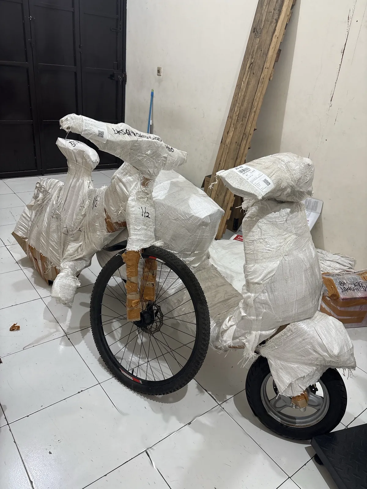 Sepeda dan sepeda motor dibungkus siap dikirim