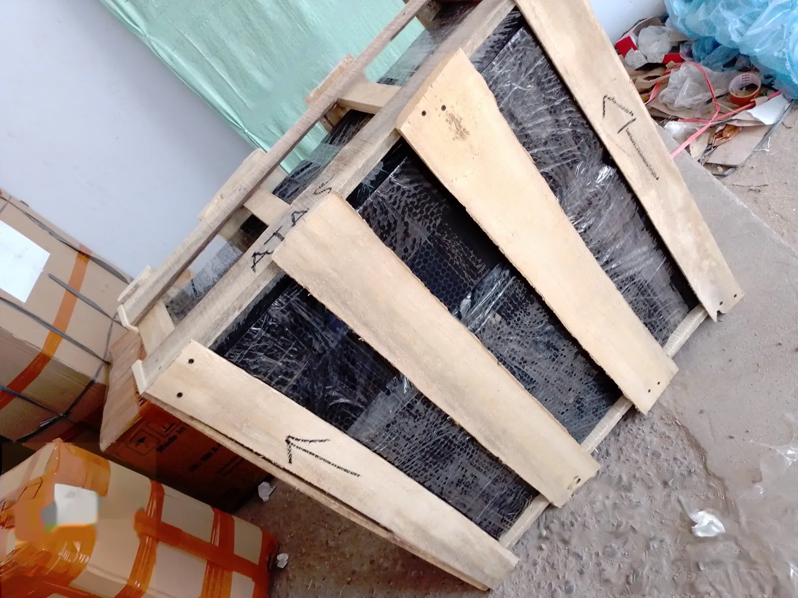 Barang dikemas peti kayu siap dikirim
